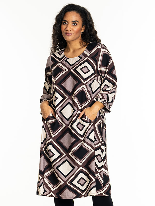 GUNNEL - Plus Size Kjole fra Studio