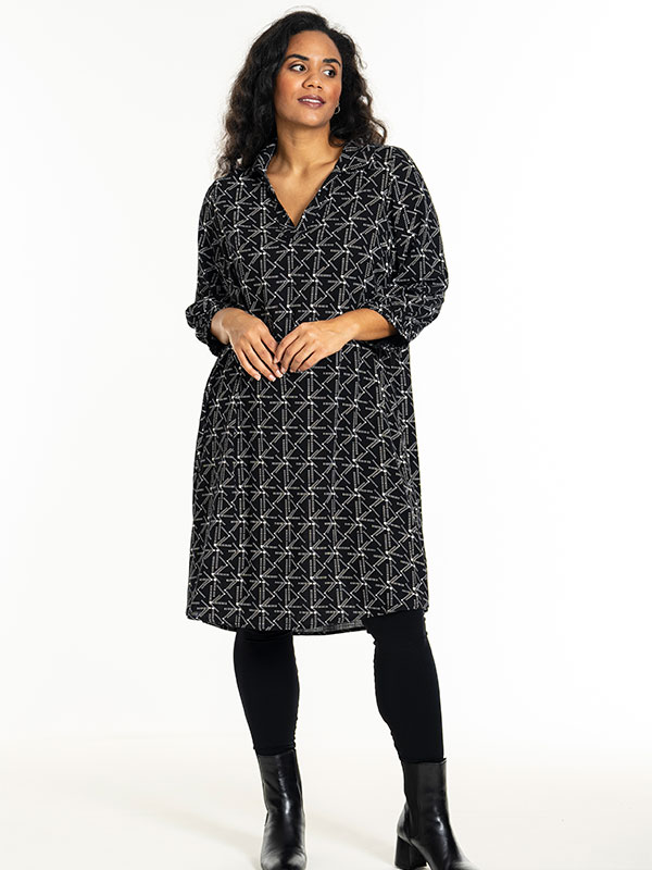 GISLA - Plus Size Kjole fra Studio