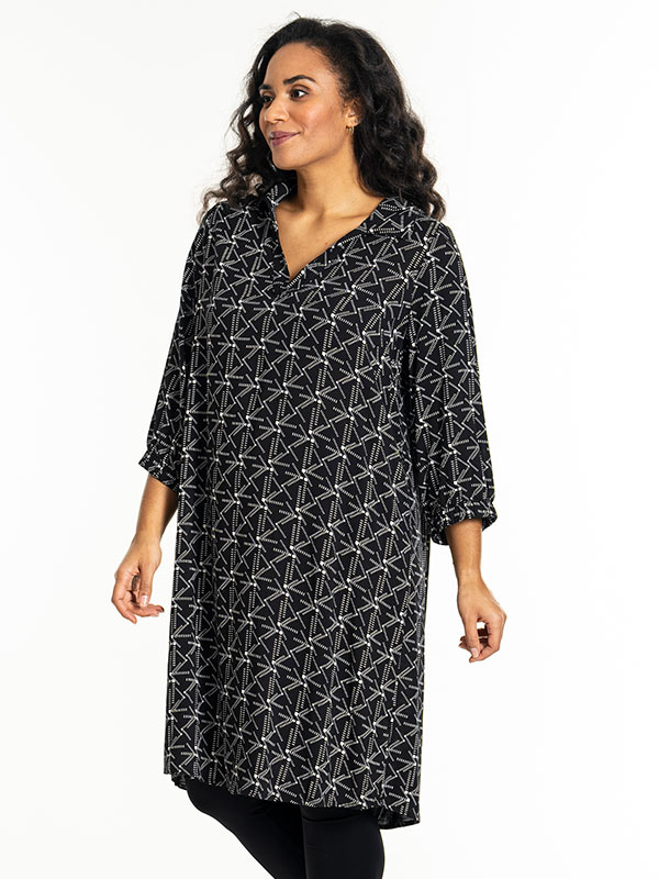 GISLA - Plus Size Kjole fra Studio