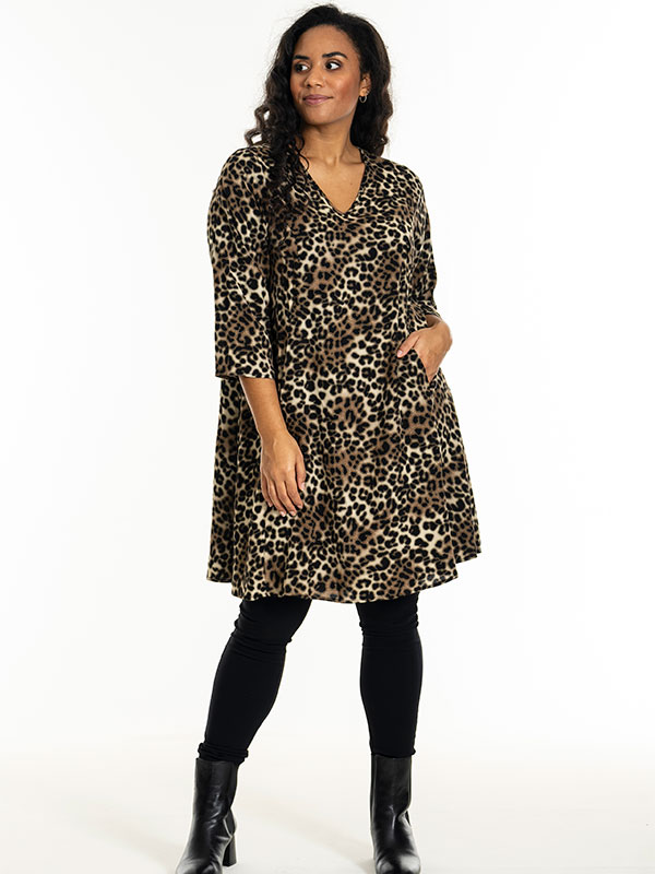 BIRGITTE - Plus Size Kjole fra Studio
