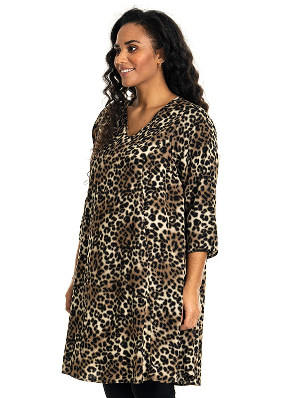 BIRGITTE - Plus Size Kjole fra Studio