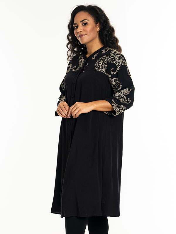GUNDER - Plus Size Kjole fra Studio