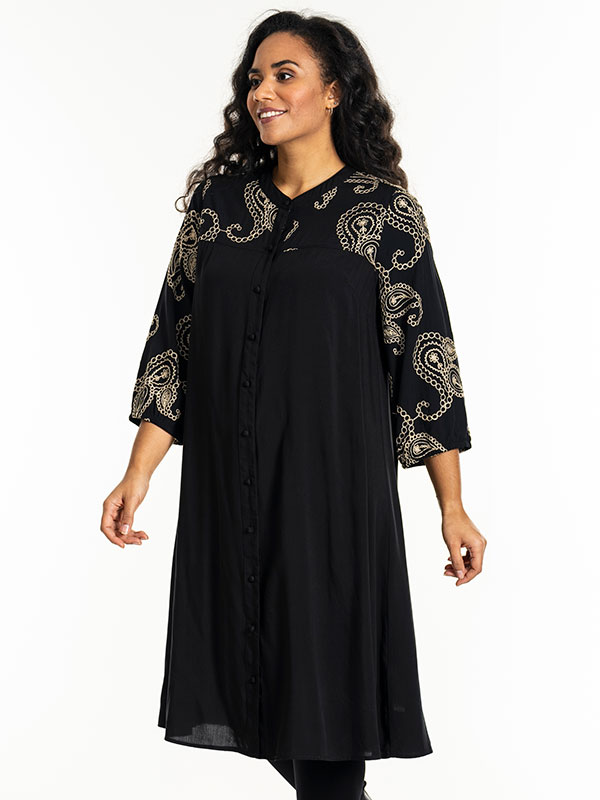 GUNDER - Plus Size Kjole fra Studio