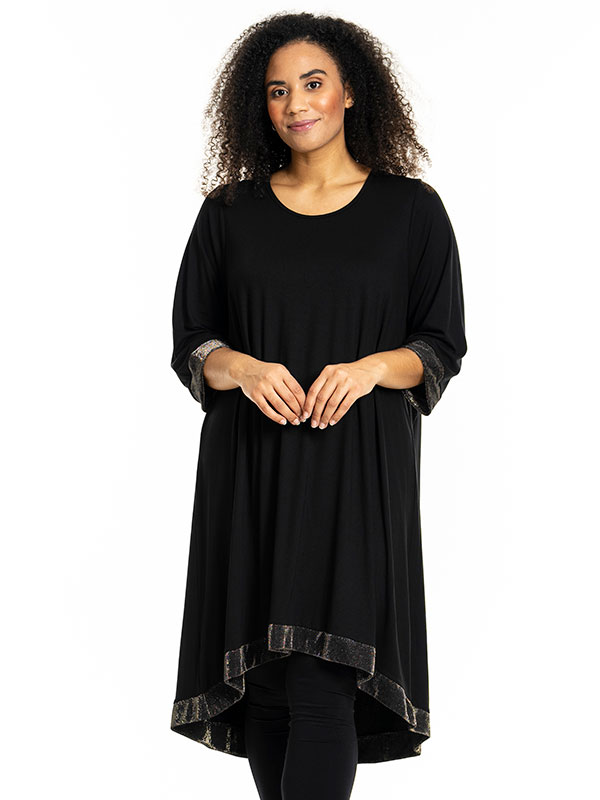 EVELYN - Plus Size Kjole fra Studio