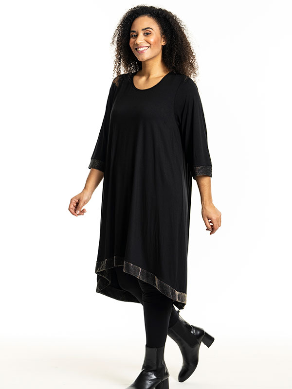 EVELYN - Plus Size Kjole fra Studio