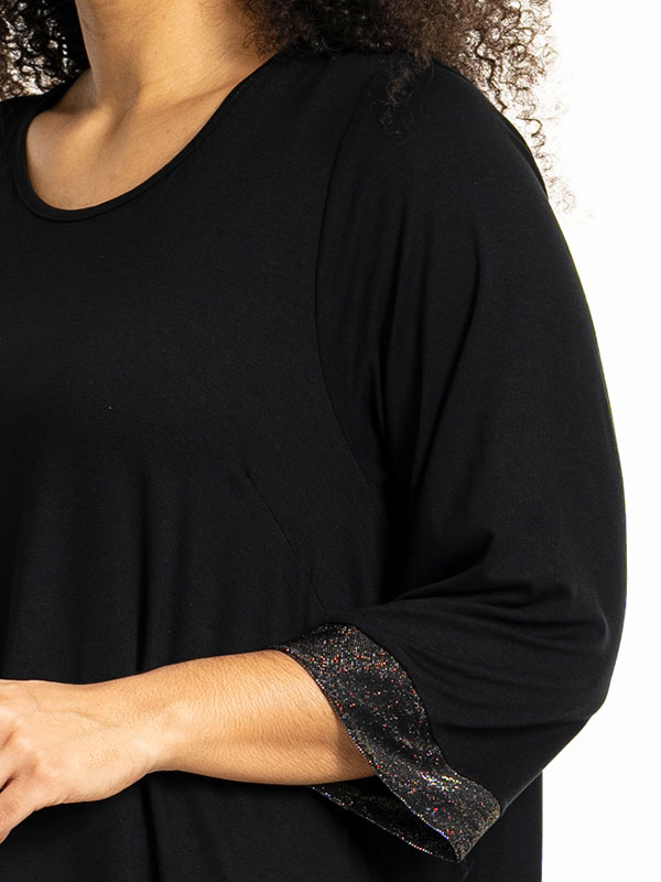 EVELYN - Plus Size Kjole fra Studio