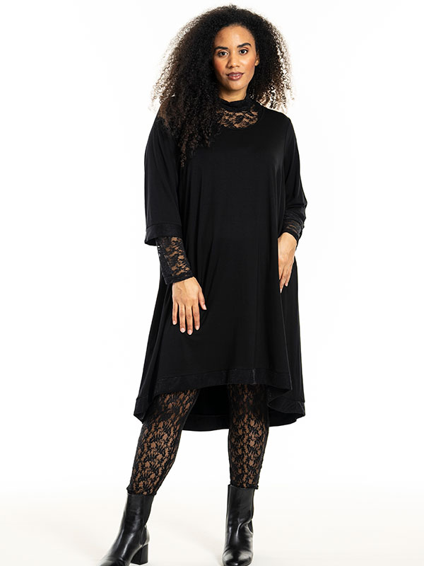EVELYN - Plus Size Kjole fra Studio