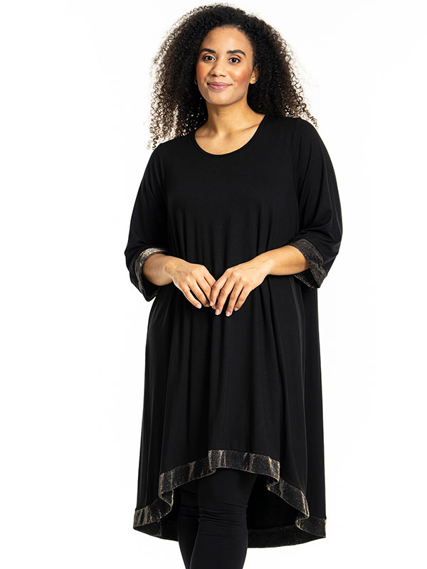 EVELYN - Plus Size Kjole fra Studio