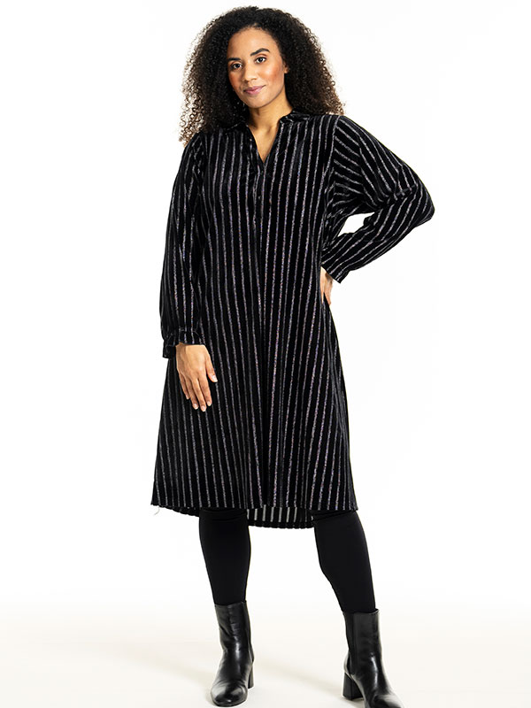 GUNDA - Plus Size Kjole fra Studio
