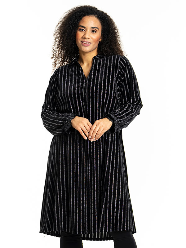 GUNDA - Plus Size Kjole fra Studio