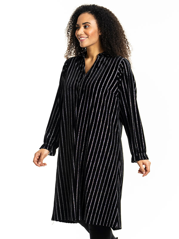 GUNDA - Plus Size Kjole fra Studio
