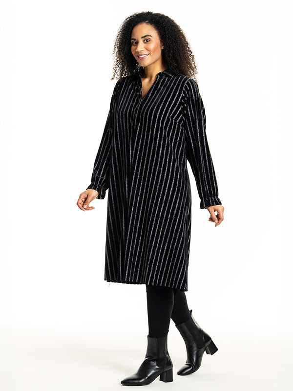 GUNDA - Plus Size Kjole fra Studio