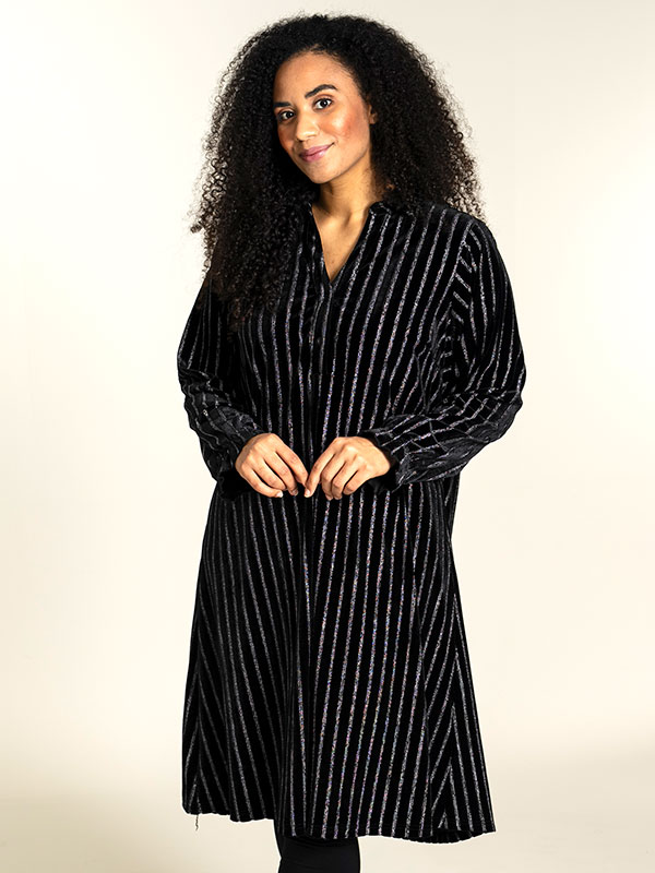 GUNDA - Plus Size Kjole fra Studio