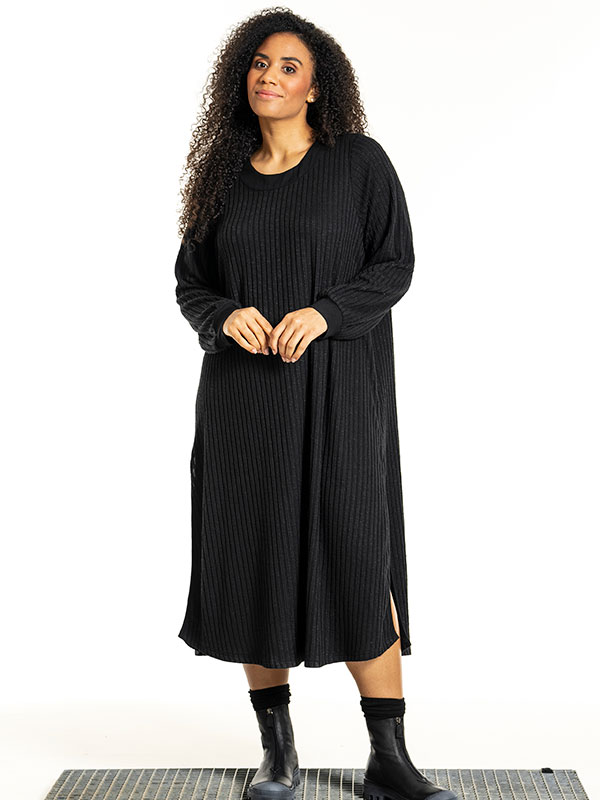 INGERMETTE - Plus Size Kjole fra Studio