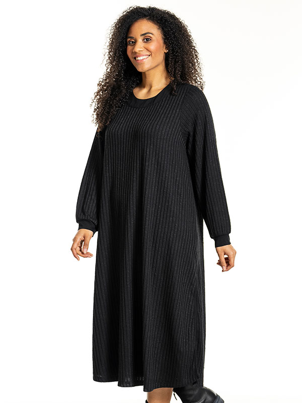 INGERMETTE - Plus Size Kjole fra Studio