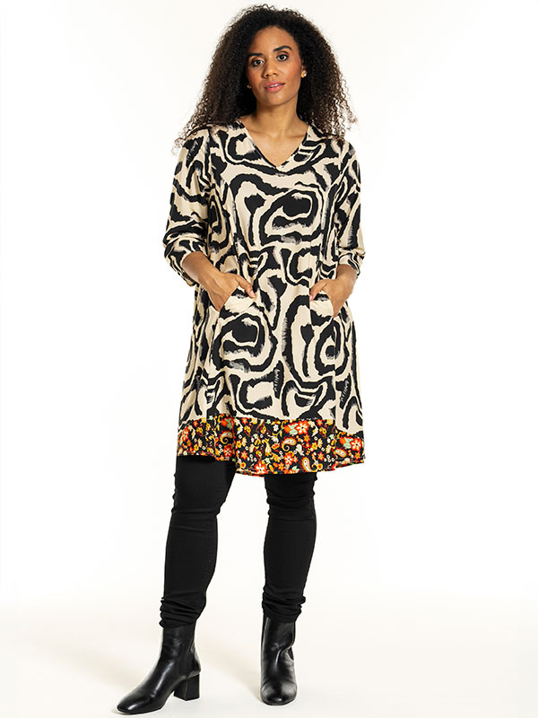 BIRGITTE - Plus Size Kjole fra Studio