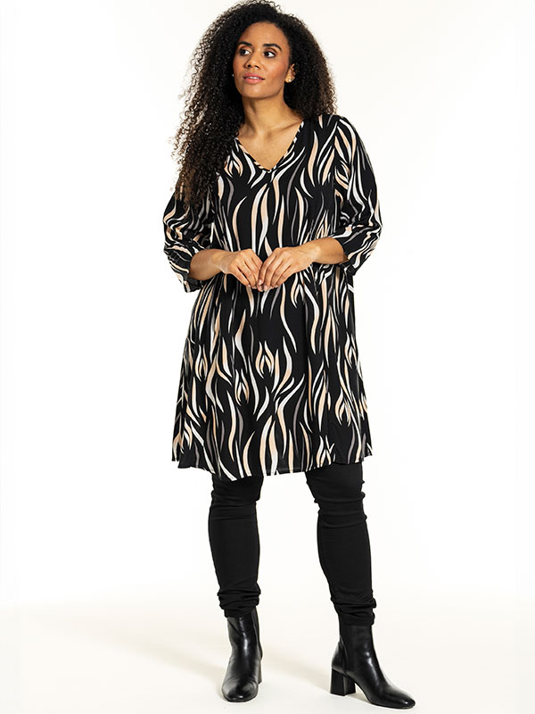 BIRGITTE - Plus Size Kjole fra Studio