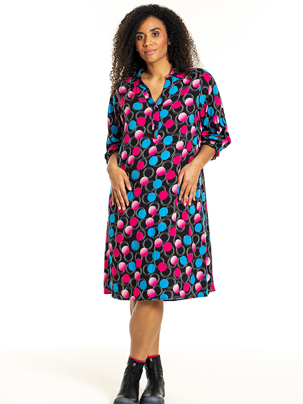 GUNDA - Plus Size Kjole fra Studio