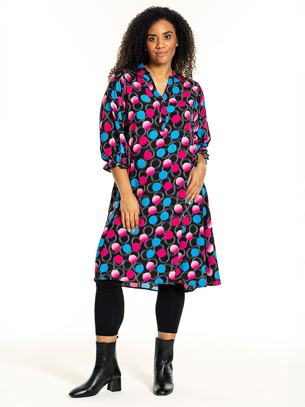 GUNDA - Plus Size Kjole fra Studio
