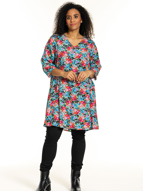 BIRGITTE - Plus Size Kjole fra Studio