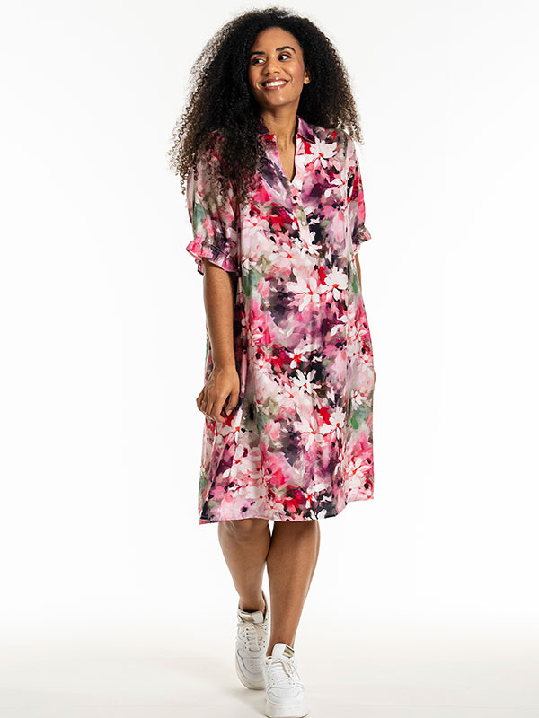 GUNDA - Plus Size Kjole fra Studio