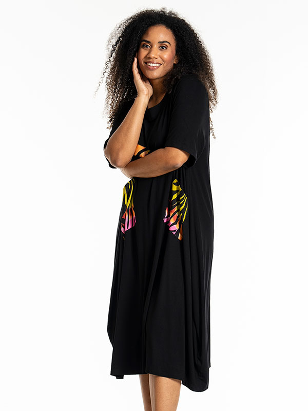 JOY - Plus Size Kjole fra Studio