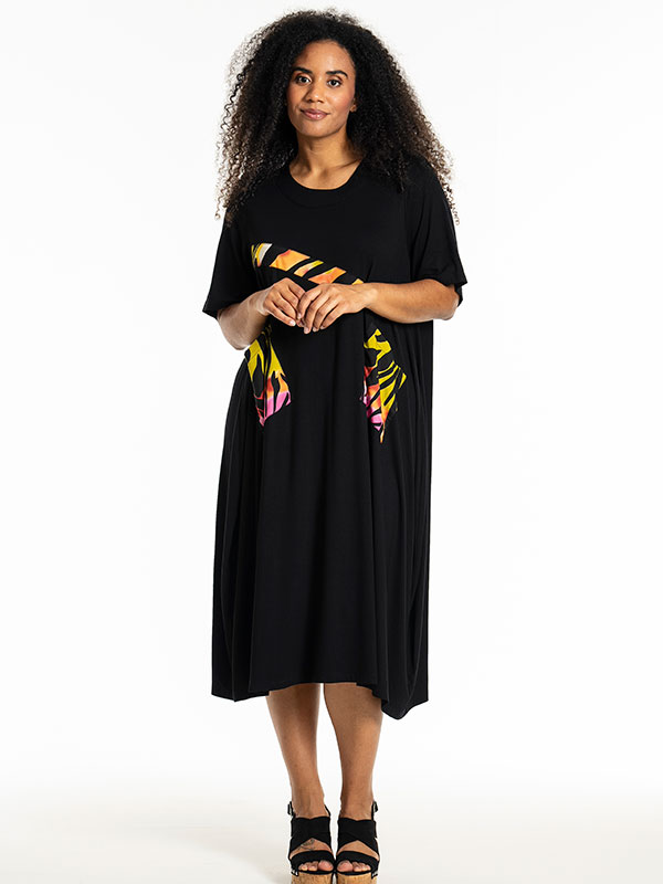 JOY - Plus Size Kjole fra Studio