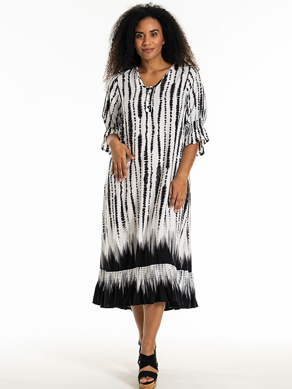 GENA - Plus Size Kjole fra Studio