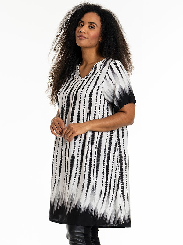 BIRGITTE - Plus Size Kjole fra Studio