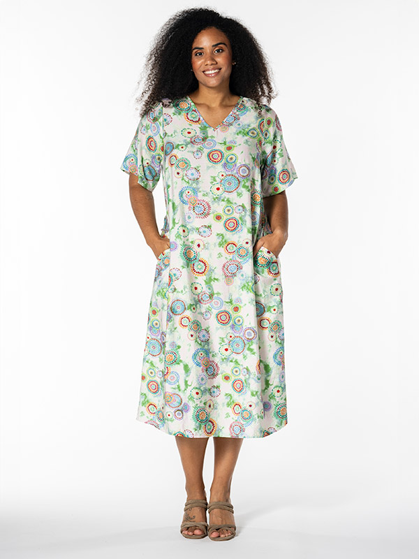 SOLVEJ - Plus Size Kjole fra Studio
