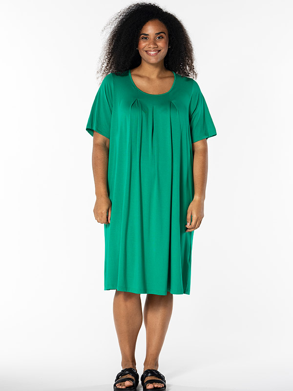KICKA - Plus Size Kjole fra Studio