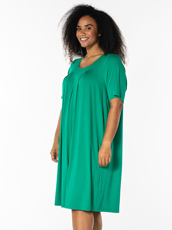 KICKA - Plus Size Kjole fra Studio