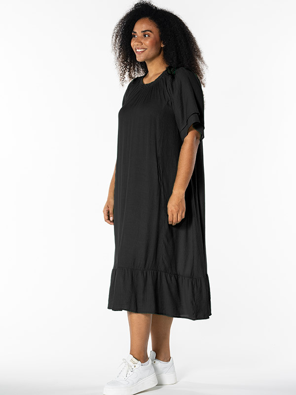 YELVA - Plus Size Kjole fra Studio