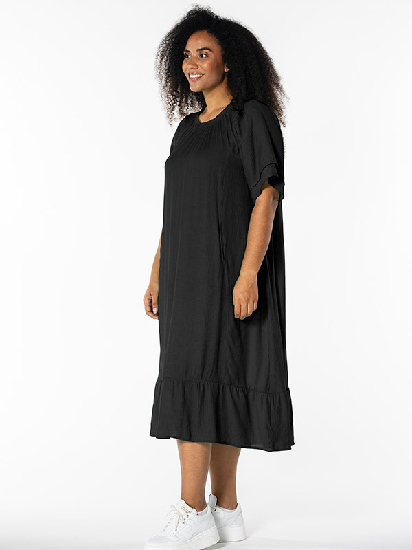 YELVA - Plus Size Kjole fra Studio