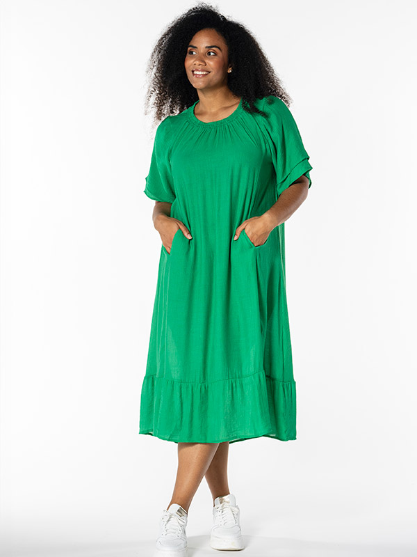 YELVA - Plus Size Kjole fra Studio