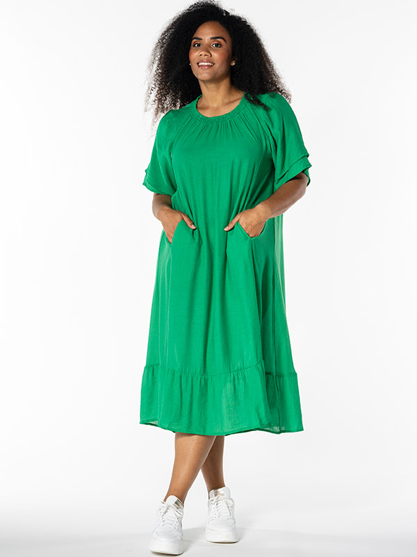 YELVA - Plus Size Kjole fra Studio