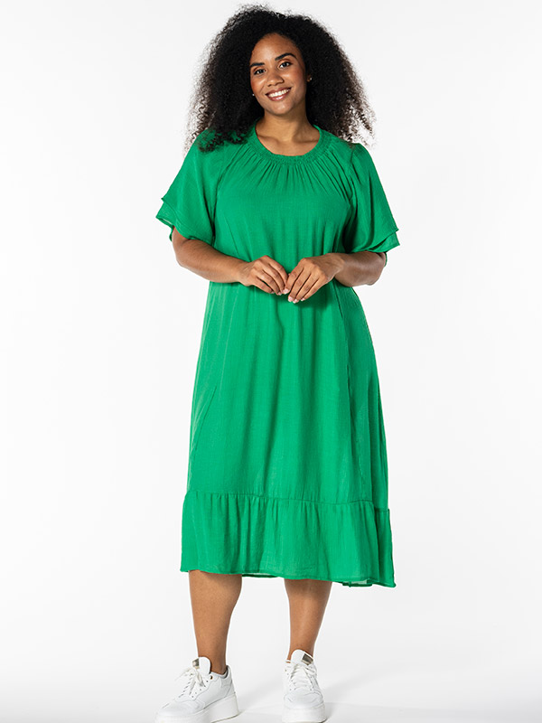 YELVA - Plus Size Kjole fra Studio