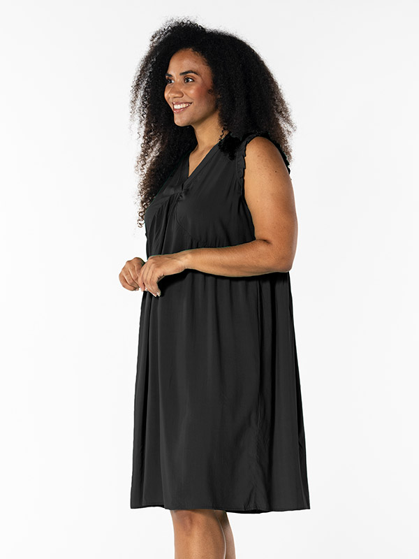 DUSINE - Plus Size Kjole fra Studio