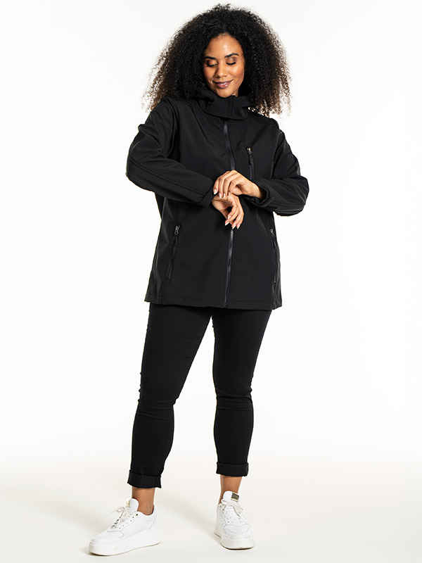 SHORT SOFT SHELL - Plus Size Jakke fra Studio
