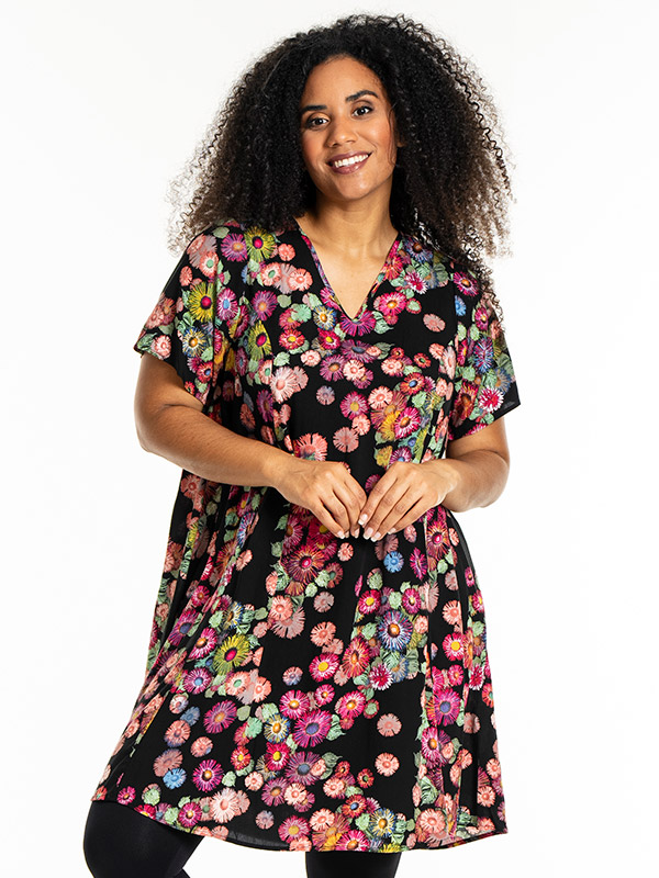 BIRGITTE - Plus Size Kjole fra Studio