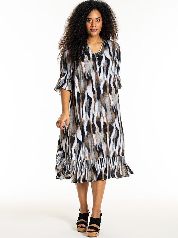 GENA - Plus Size Kjole fra Studio