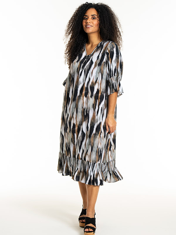 GENA - Plus Size Kjole fra Studio