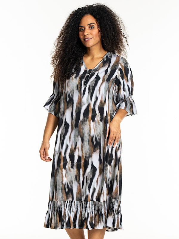 GENA - Plus Size Kjole fra Studio
