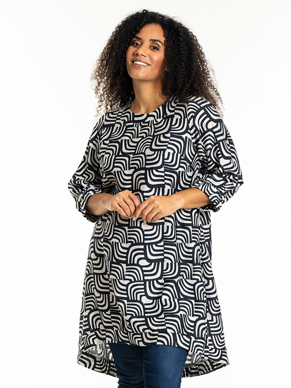 LONETTA - Plus Size Kjole fra Studio