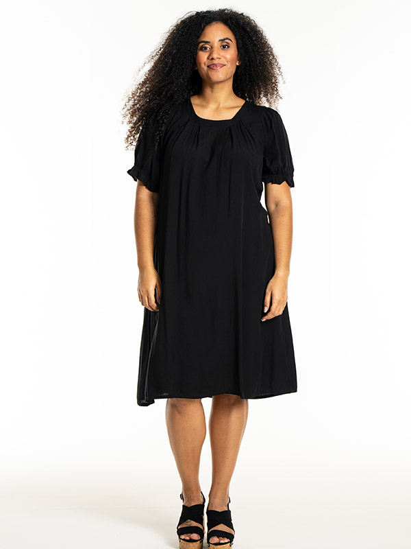 LOUISE - Plus Size Kjole fra Studio