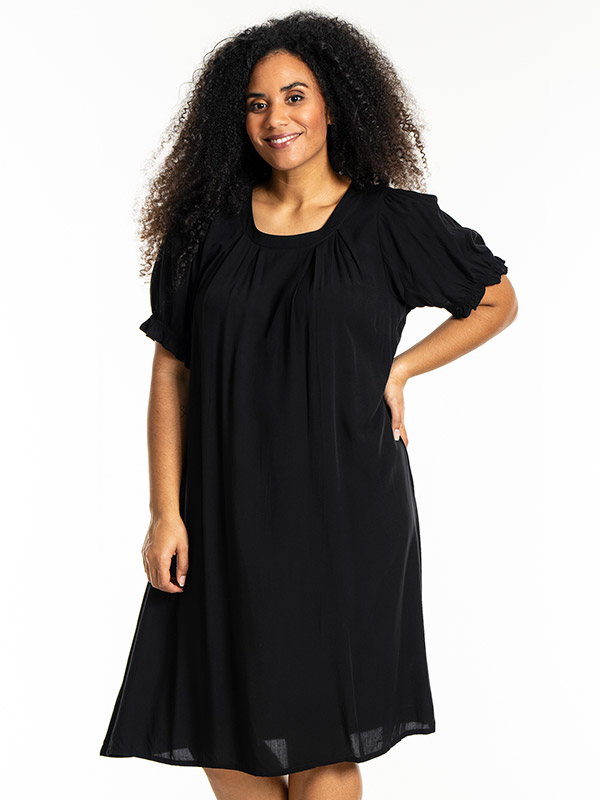 LOUISE - Plus Size Kjole fra Studio