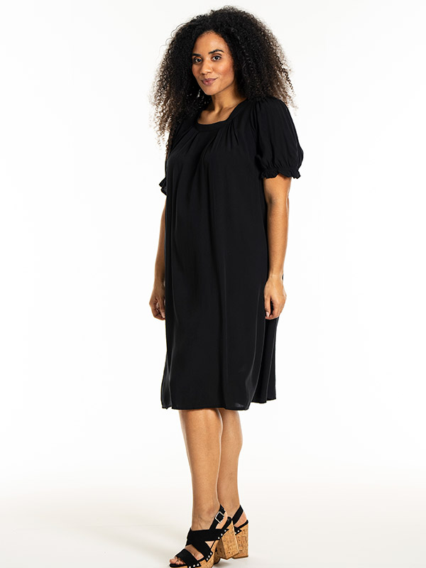 LOUISE - Plus Size Kjole fra Studio
