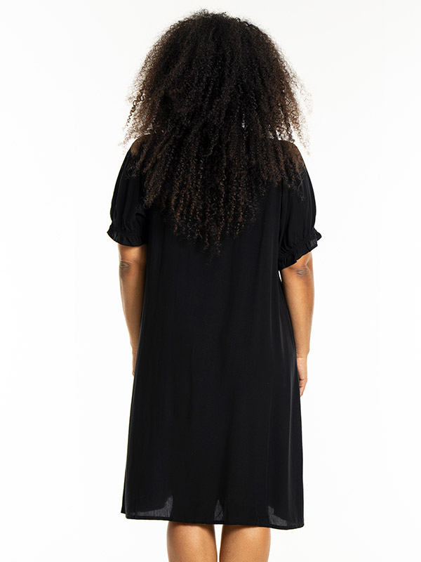 LOUISE - Plus Size Kjole fra Studio