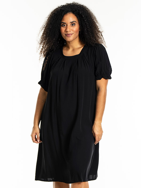 LOUISE - Plus Size Kjole fra Studio