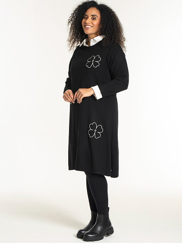 NOELLE - Plus Size Kjole fra Studio